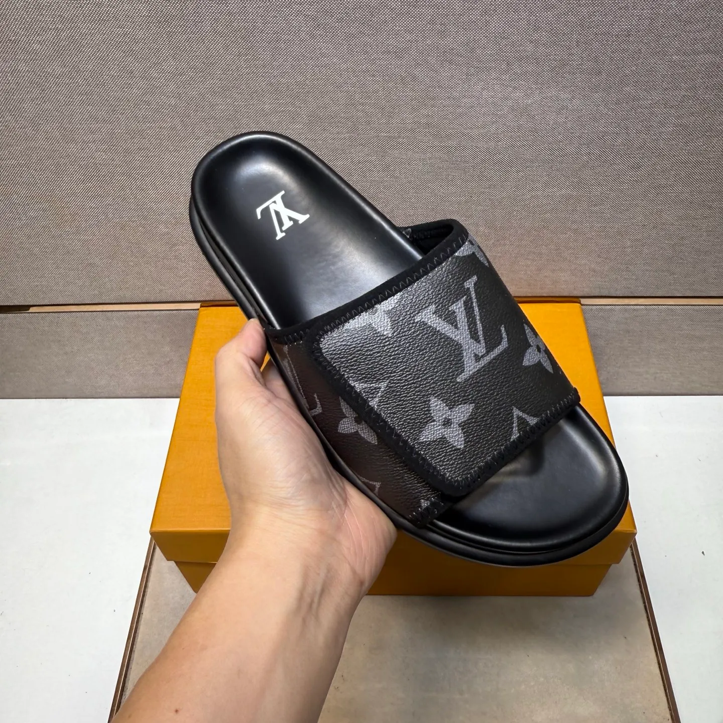 ⬛️Men's shoes 💰p320 [LV～] Men's casual slippers 2025z cabinet sales simultaneously 🔶Size: 38-44 #️⃣ 🔷3 colors🔜The upper is made of multi-material splicing ➕Genuine leather lining, comfortable and breathable, sole: original comfortable and wear-resistant outsole, ⚠️real thing📱photographed🎬real thing is better📢📢📢